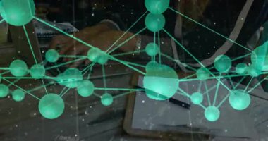 Yeşil şebeke veri akışını görselleştirirken, bilgisayar başında yazma ve panoya tıklama işi. Teknoloji, yenilik, bağlantı, dijital, veri, iş, çalışma alanı