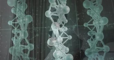 Bilim adamı akıllı telefonu dinliyor ve veri şebekeleriyle DNA sarmalını canlandırıyor, araştırma için zincirleri birleştiriyor. Moleküler, dijital, holografik, geleceksel, araştırma, yenilik, teknoloji