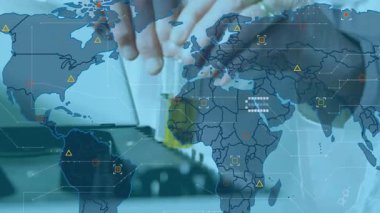 Kıdemli bilim adamı sarı şişeyi kaldırıyor ve dünya haritası verilerini analiz etmek için alet yerleştiriyor. Laboratuvar, araştırma, teknoloji, veri, analiz, yenilik, bilim