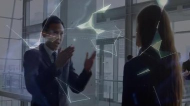 Teknik direktörün konuşması, meslektaşı Palm 'ın üstündeki hologram küresiyle birleşen düğümleri tetikliyor. Teknoloji, yenilik, işbirliği, fütürizm, dijital, kurumsal, ağ