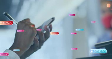 Kadının elleri, Stylus 'la dükkan tezgahında akıllı telefonları dinliyor. Sayısal rozetlerle satışları izliyor. Teknoloji, dijital, veri, arayüz, ticaret, iletişim, yenilik