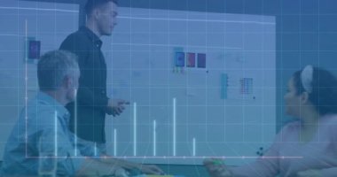 Sunucu tasarım toplantısında hedefleri gösteren çizime işaret ediyor ve teknik çizelgeyi başlatıyor. İşbirliği, beyin fırtınası, veri görselleştirme, iş toplantısı, takım çalışması, dijital sunum, profesyonel çalışma alanı