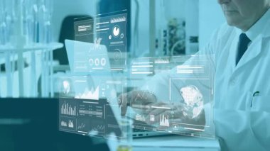 Kıdemli araştırmacı, veri analizi için dizüstü bilgisayara bağlanıyor, hava araklıyor ve holografik çizelgeleri canlandırıyor. Yenilik, teknoloji, veri görselleştirme, fütürizm, bilimsel, dijital, analiz