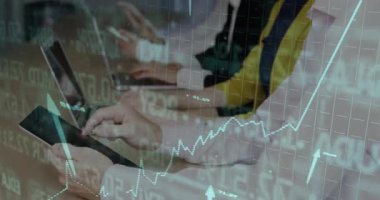 Elle tıkırdatma tableti hisse senedi tablosu örtüşüyor, dizüstü bilgisayarlar yazılıyor ve finans analizi yapılıyor. İşbirliği, teknoloji, veri, analitik, çalışma alanı, modern, üretkenlik