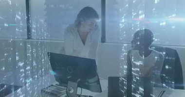 Ofis müdürü verileri netleştirmek için monitöre dokunurken meslektaşı da yanıp sönen şehir ışıklarıyla gülümsüyor. Profesyonel, işbirliği, dijital, kentsel, kurumsal, iletişim, teknoloji