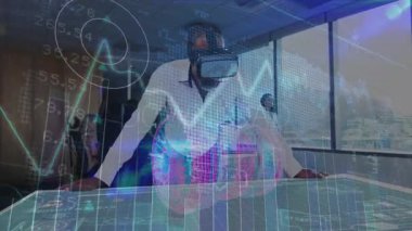 VR kulaklık takan bir analist, teknolojik akran gözlemlemelerinde ön etkin çizelgelere eğiliyor. Gelecek, yenilik, işbirliği, dijital, teknoloji, üretkenlik, zarafet