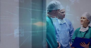 Cerrahların hastanede toplanıp pano verilerini titreşen asma kilit olarak inceledikten sonra. Tıbbi, takım çalışması, klinik, yenilik, dijital, güvenlik, işbirliği