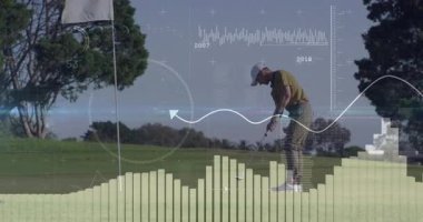 Olgun erkek golfçü, topu deliğe sokmadan önce animasyon teknolojisiyle aynı hizayı gösteriyor. Spor, hassasiyet, analitik, açık hava, rekabet, strateji, görselleştirme