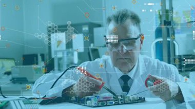 Teknoloji laboratuvarındaki anakart üzerinde kıdemli teknisyen yerleştirme sondaları, büyü desenli tarama devresi. Teknoloji, elektronik, tanı, yenilik, kesinlik, mühendislik, veri