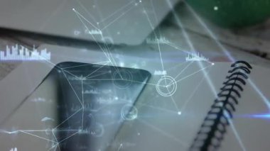 Kamera masası olarak akıllı telefon kaydırma, dijital bağlantı için laptop ve yeşil kupayı ortaya çıkarıyor. Teknoloji, çalışma alanı, veri, analitik, modern, minimalist, üretkenlik