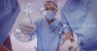 Tıbbi ekip düşük hasta görüşü forsepsleri manipüle ediyor ve moleküler kaplama altında araçları değiştiriyor. Cerrahi, sıhhiye, ameliyathane, takım çalışması, hassasiyet, yenilik, sağlık hizmetleri