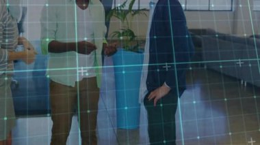 Meslektaşlar akıllı telefonları araklayıp tablet paylaşım uygulamasını dinliyorlar. İşbirliği, takım çalışması, yenilik, modernlik, dijital, iletişim, gelişigüzel