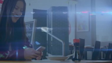 Yetişkin bir kadın akıllı telefonu seçiyor, kaydırıyor, hata kodu yoğunlaştırılmış sistem arızasını örtüyor. Teknoloji, dijital, siber, iletişim, modern, kentsel, stil