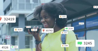 Şehir kaldırımında akıllı telefon teknolojisi kullanan bir kadın pin simgelerini canlandırıyor ve sohbet bildirimlerinde bulunuyor. Kentsel, teknoloji, iletişim, canlı, bağlantı, yaşam tarzı, modern