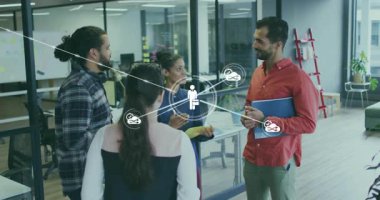 Simge yukarıda beliriyor. İş toplantısında genişleyen dijital ağ bağlanma ekibi başlatılıyor. İşbirliği, takım çalışması, dijital, yenilik, modern, ağ oluşturma, profesyonel