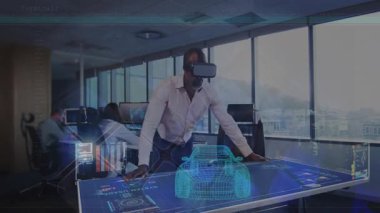 Mühendislik kurşun yerleştirme VR kulaklığı, hologram masasına yaslanma, çizelgelerle birlikte telli araba üretme. Sanal gerçeklik, holografi, dijital arayüz, yüksek teknoloji, işbirliği, yenilik, gelecekçi