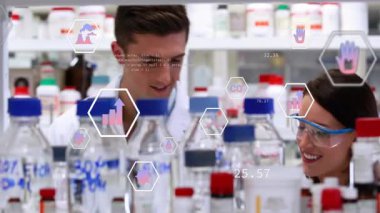 Altıgen simgeleriyle laboratuvar analizi için çalışan kadın bilim adamını güncelleyen ve yönlendiren üst üste çizelgeler. Bilim, yenilik, teknoloji, araştırma, analitik, kesinlik, laboratuvar