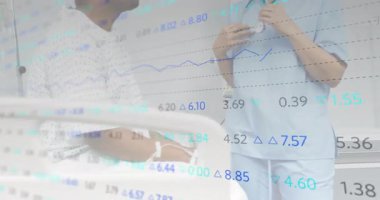 Hemşire, göğsüne steteskop yerleştiriyor. Tıbbi muayeneyi başlatıyor ve kalp bulgularını açıklıyor. Sağlık, tıbbi, profesyonel, konsültasyon, klinik, tanı, empati