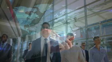 Teknik ekip yürüme, haritanın üzerini kaplamasına tepki veriyor ve lider küreye dokunuyor küresel bağlantıları güçlendiriyor. Teknoloji, yenilik, bağlantı, şirket, fütüristik, işbirliği, veri