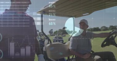 Golf partneri arkadaşının destek çubuğunu kavramasını ve golf maçına katılmak için sandalyeye oturmasını izliyor. Açık hava, eğlence, eğlence, spor, günlük, arkadaşlık, manzara