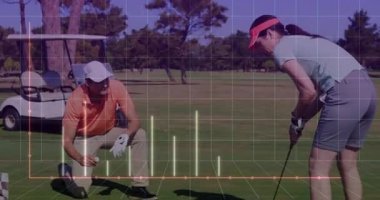 Teknoloji üst üste bindirme eğitmeninin golf oynarken diz çökmesinden sonra. Eğitim, koçluk, analiz, teknoloji, spor, hassasiyet, rekabet