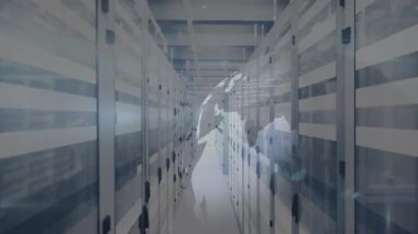 Ağı görselleştiren darbe düğümleri ile ortaya çıkan harita kaplaması olarak kamera doling sunucu koridoru. Teknoloji, bağlantı, dijital, yenilik, fütürist, altyapı, ağ