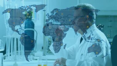 Kıdemli bilim adamı elini şeffaf dünya haritası hologramına kaldırarak araştırma için veri kümeleri oluşturuyor. Teknoloji, yenilik, araştırma, analiz, görselleştirme, dijital, fütürist