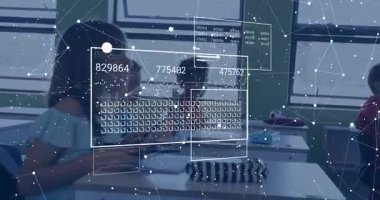 Sınıfta yazan ilkokul öğrencileri saydam üstüste binerek numaraları güncelleyerek cevap veriyor. Eğitim, teknoloji, okul, öğrenme, dijital, sınıf, çocuklar