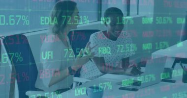 Analistler akıllı telefon sürüş finansal analizi yapan ve kontrol eden animasyon yüzdelerine tepki veriyorlar. İşbirliği, takım çalışması, modern, profesyonel, iletişim, veri, iş