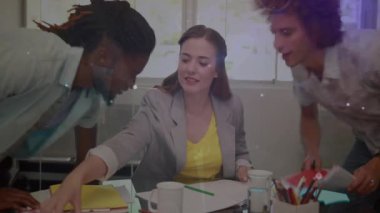 İş arkadaşları sarı klasörü açıp belgeleri incelerken pembe klasörle yer değiştiriyorlar. İşbirliği, takım çalışması, profesyonellik, ofis, beyin fırtınası, iletişim, çeşitlilik