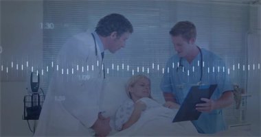 Hemşireler doktor hastane dalgalarını gösterirken hayati organları incelemek için turuncu renge boyuyor. Tıbbi, sağlık, teknolojik, izleme, klinik, profesyonel, teşhis