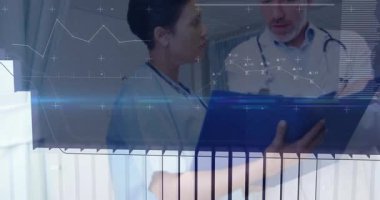 Doktor ve hemşire oryantasyon panosu hasta verilerini canlandırılmış çizelgelerle gözden geçiriyor. Tıbbi, işbirliği, analitik, sağlık, danışma, profesyonel, teknoloji