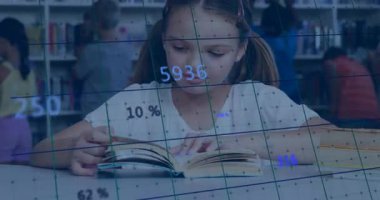 Liseli kız kitap yerleştiriyor ve sayfaları çeviriyor, eğitim için sayısal verileri güncelleyen şebeke çizgilerine neden oluyor. Edebiyat, öğrenim, eğitim, okuma, odaklanma, konsantrasyon, bilgi
