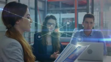 Orta yaşlı bir kadın çizelge sunuyor. İş toplantısında ağ örtüşmesine neden oluyor. Meslektaşlar, takım çalışması, işbirliği, veri görselleştirme, dijital bağlantı, profesyonel, modern