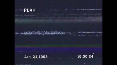 VHS oynatma simülasyonu bozuk statik kaplama PLAY metin 24 Ocak 1993 tarih kodları ilerliyor. Retro, analog, çarpıtma, vintage, yayın, dijital, parazit