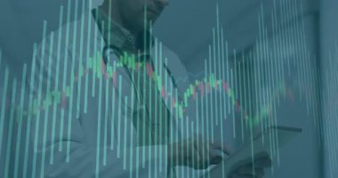 Tıp bürosundaki verileri analiz eden, tablette ortaya çıkan finans şamdanı şemasını başlatan hekim. Tıbbi, finans, veri, analiz, teknoloji, profesyonel, kurumsal