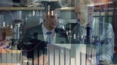 Finans incelemesindeki şamdan tablosuna işaret eden dizüstü bilgisayara yaslanmış yeni avukat. İş, takım çalışması, akıl hocalığı, işbirliği, liderlik, analiz, şirket