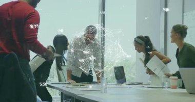 Ekip fikir alışverişinde bulunuyor. Ağ küresi gibi. Dijital strateji için kağıtları düzenleyen adam. İşbirliği, yenilik, takım çalışması, çeşitlilik, teknoloji, profesyonel, beyin fırtınası