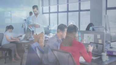 Işıldayan ağ örtüsü altında yazı yazan iş arkadaşlarının girdileri takım çalışmasına olanak sağlıyor. İşbirliği, teknoloji, dijital, yenilik, iletişim, modern, ağ