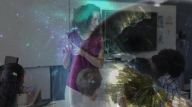 Öğrencilere ders veren yıldızlara dönüşen beyinleri işaret eden bir öğretmen. Eğitim, nörobilim, kavrayış, yaratıcılık, merak, keşif, ilham