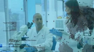 Laboratuvar bilim adamı, mikroskobu, tableti tıklayarak veri küresi örtüsünü etkinleştiren meslektaşı olarak ayarlıyor. Araştırmacılar, işbirliği, yenilik, bilimsel, teknoloji, analitik, kesinlik