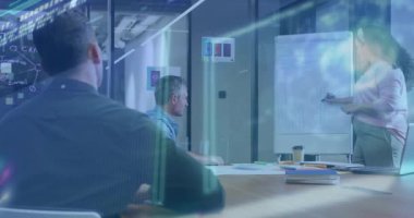 Sunucu işaretleyicinin kapağını açıyor analitik şema çiziyor, meslektaşı elini kaldırırken kod canlandırması yapıyor. İşbirliği, beyin fırtınası, veri görselleştirme, profesyonel, yenilik, takım çalışması, modern ofis