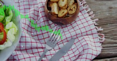 Kamera, kıtır ekmekleri, salata kasesini ve şarap kadehini gösteriyor. Gurme, köylü, taze, dijital, sağlıklı, akşam yemeği, modern