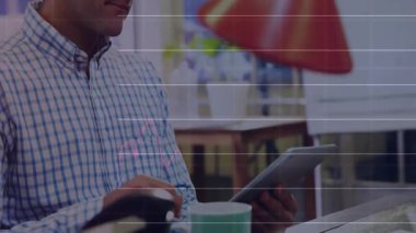 Yatırımları takip etmek için kupayı yudumlarken tableti tıkırdatan yetişkin bir adam. Profesyonel, modern, çalışma alanı, dijital, teknoloji, üretkenlik, finans