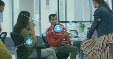 İş toplantılarında iş birliği gösteren ağ simgeleri oluşturulmasını tartışan meslektaşlar. İşbirliği, takım çalışması, yenilik, dijital, modern, iletişim, veri