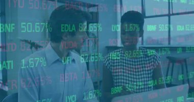 İş arkadaşları dizüstü bilgisayarı kontrol edip güncelleme yapıyor, pist tıkırdatıyor ve trendleri açıklıyorlar. İşbirliği, teknoloji, veri, analiz, beceri, takım çalışması, modern