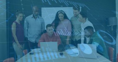 Bilgisayar imleci taşıyan ve verileri incelerken holografik iş grafiklerini gösteren meslektaşlar. İşbirliği, yenilik, takım çalışması, analitik, dijital, modern, beyin fırtınası