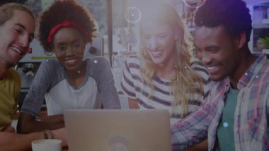 Teknoloji ekibi dizüstü bilgisayardaki fikirleri tartışıyor, parlayan veri ağına bağlanan parçacıkları ateşliyor. İşbirliği, yenilik, dijital, bağlantı, çalışma alanı, takım çalışması, modern