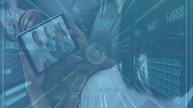 Kadın grup araması başlatırken tableti kaldırıyor ve teknoloji verilerini ve grafiklerini gösteriyor. Futuristik, dijital, bağlantı, teknoloji, iletişim, modern, veri görselleştirme