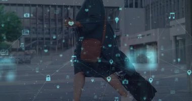 Bir kadın bavulu çekiyor akıllı telefonu kontrol ediyor ve plazanın etrafında yüzen teknoloji ikonları oluşturuyor. Kentsel, bağlantı, teknoloji, modern, hareket, seyahat, dijital